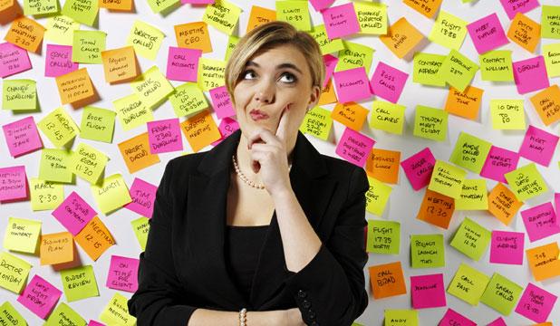 NewspaperArticles-Gewigomheupelaatvrouemaklikervergeet-2016-04-08 Woman in black suit thinking with colorful sticky notes behind.