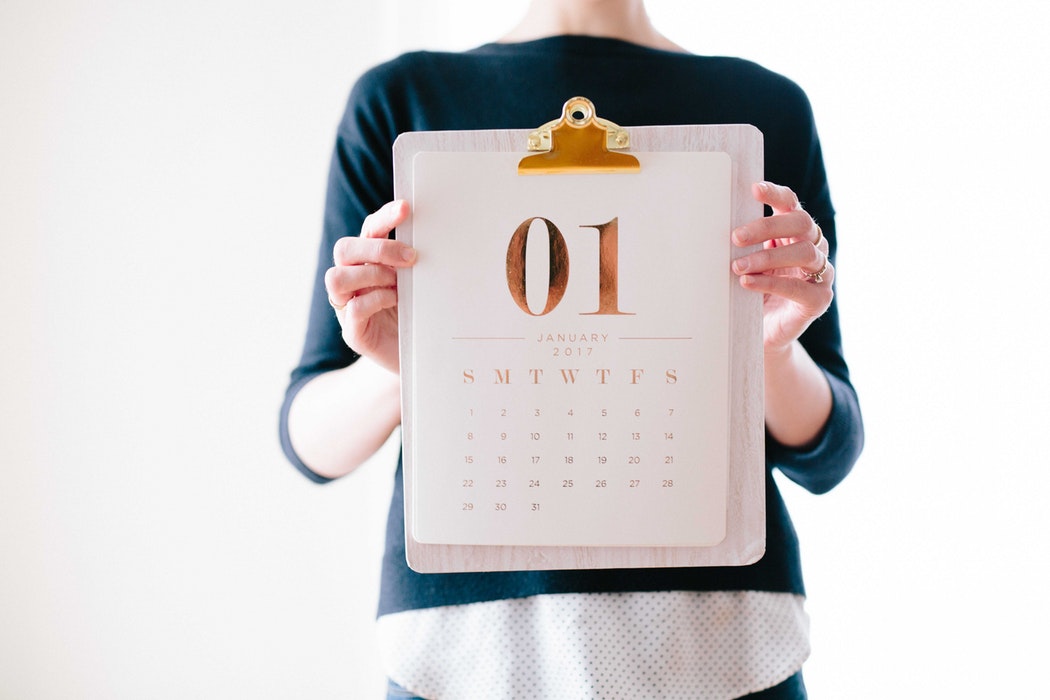 Slender-Wonder-New-Years-Resolution-slender-wonder-meals-weight-loss-clinics-ready-made-meals Person holding a clipboard with a January calendar